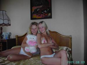 footage from the lives of 2 young girls (30 Pics)-k7flrn9rdp.jpg