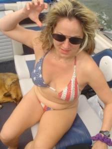 American MILF posing on a boat (276 Pics)-w7fuva3se2.jpg