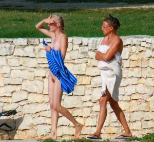 Nudist-Blonde-With-Her-Mom-%28125-Pics%29-27g5t43k6j.jpg