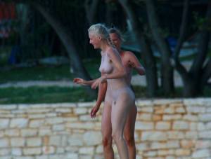 Nudist Blonde With Her Mom (125 Pics)-v7g5t30uea.jpg