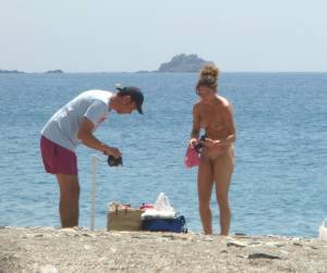 Couple Spying On The Beach HQ Pics-v7g5s7pnwo.jpg