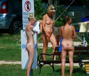 Nudist Blonde With Her Mom (125 Pics)-m7g5t2mdwn.jpg