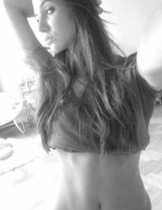 She-takes-Selfpics-and-mails-them-to-Married-Men-%2820pics%29-d7g691ao1s.jpg