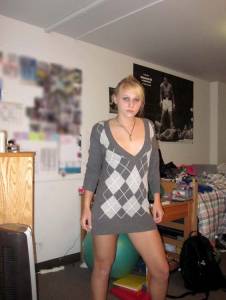 Sexy little blonde co-ed stripping in the dorms (29 pics)-g7g64nqbym.jpg