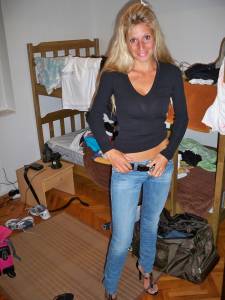 Blonde-on-vacation-with-her-boy-and-sister-%28271-Pics%29-s7g642mohq.jpg