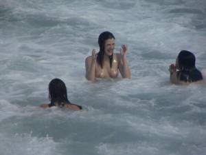 CDM 123 Three Girls Fun at the Beach of Barcelona Part 1 [x457]-g7gpvkhcjs.jpg