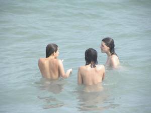 CDM 123 Three Girls Fun at the Beach of Barcelona Part 1 [x457]-27gpv6o6zy.jpg