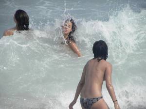 CDM 123 Three Girls Fun at the Beach of Barcelona Part 2 [x305]-q7gpvvfil4.jpg