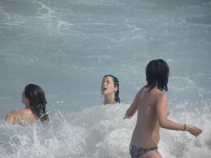CDM 123 Three Girls Fun at the Beach of Barcelona Part 2 [x305]-v7gpvv2o5a.jpg