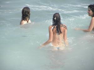 CDM 123 Three Girls Fun at the Beach of Barcelona Part 2 [x305]-q7gpvwvtv2.jpg