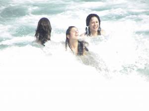 CDM 123 Three Girls Fun at the Beach of Barcelona Part 2 [x305]-o7gpwa2rnr.jpg