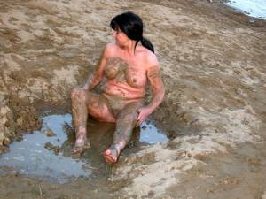 Naked in the Mud pics (899 Random Photos)-37gs0uc056.jpg