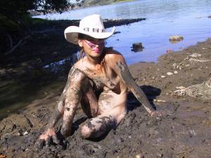 Naked in the Mud pics (899 Random Photos)-s7gs0ke222.jpg