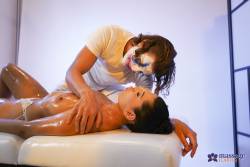 Kira Queen Joker gives wonder woman a massage - x113 - 3000px-67gw8w8dk5.jpg