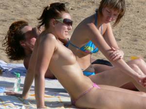 Candids-of-Russian-Girls-On-The-Beach-f7hxgt1dru.jpg