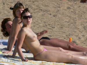 Candids-of-Russian-Girls-On-The-Beach-w7hxgsx2zl.jpg